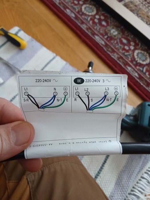 Instruktioner för anslutningsschema för Ikea:s "smaklig" induktionshäll, visar koppling för två olika spänningsalternativ: 220-240V och 220-240V-3.