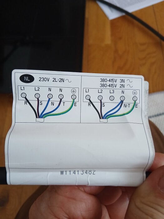 Diagram över elektrisk koppling, visar två olika anslutningar: 230V med fyra kablar och 380-415V med fem kablar.
