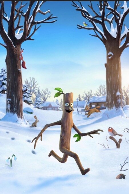 Animerad trädkaraktär går glatt i ett snöigt landskap med träd och djur.