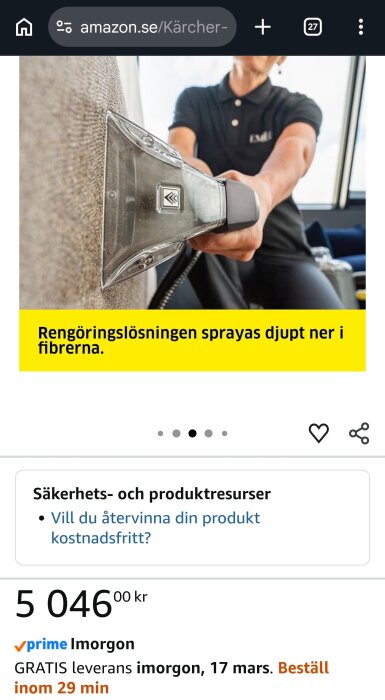 En person använder Kärcher Puzzi 8/1 textiltvätt för att rengöra en möbel. Text om rengöringslösningens djupgående effekt syns.