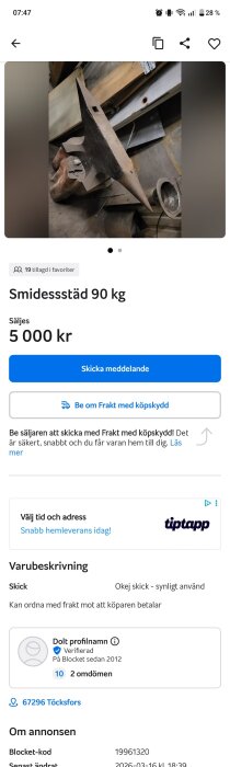 Smidesstäd på 90 kg med robust konstruktion, placerat i en verkstadsmiljö med träpallar och metallskivor i bakgrunden.