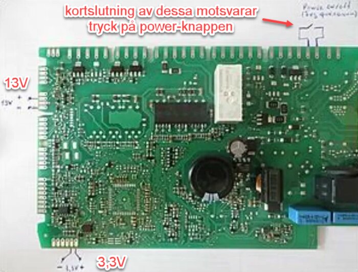 Styrkort för Bosch SBV48M30EU diskmaskin med markeringar för 13V, 3,3V och kortslutningspunkter för "power-knappen".