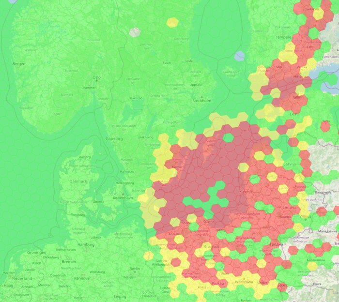 Väderkarta över sydöstra Sverige den 2026-03-09, indelad i färghexagoner som visar klimatvariationer, med röda områden i fokus.