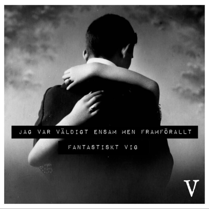 Två personer håller om varandra med text "Jag var väldigt ensam men framförallt fantastiskt vig" över bilden, i svartvitt.