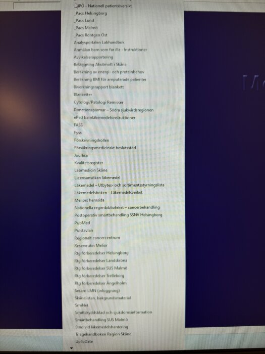 Datorskärm med en lista av medicinska och administrativa länkar inom sjukvården, inklusive patientregister och läkemedelsinformation.