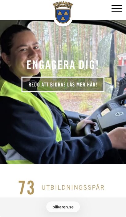 Person som kör en lastbil, med texten "Engagera dig" och "Redo att bidra? Läs mer här!" överlagrad. Logotyp för Bilkåren visas ovanför.