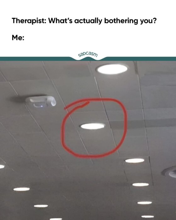 Text ovanför en bild visar en fråga från en terapeut. Bilden föreställer ett tak med flera spotlights och en är slarvigt inringad i rött.