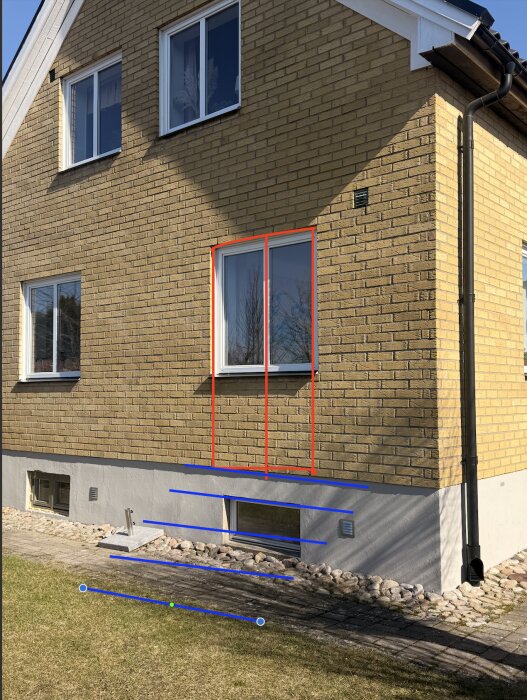 Gult tegelhus med markerat fönster för planerad pardörr och markerade linjer för trappidé i diskussion om altantrappans konstruktion.