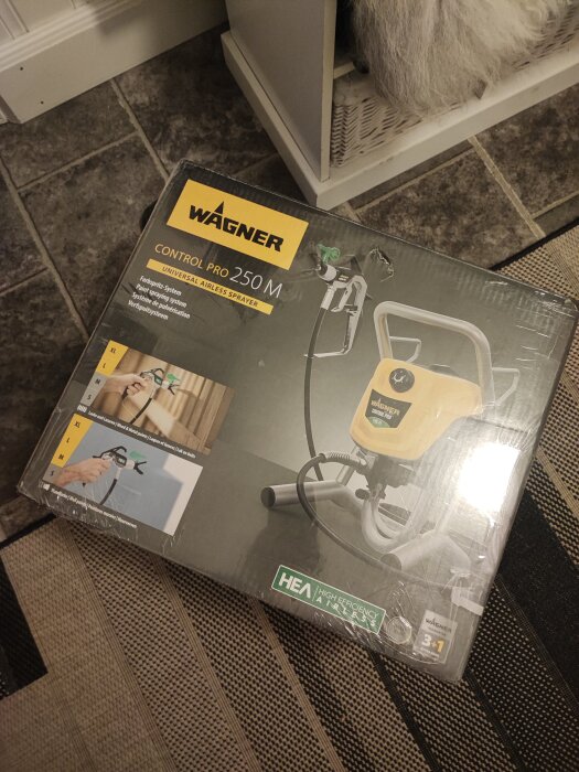 Förpackning med Wagner Control Pro 250 M, en universal airless spruta.
