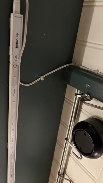 LED-list från Hidealite monterad under ett köksskåp med vit kabel, undrar om svarta lådan är en transformator.