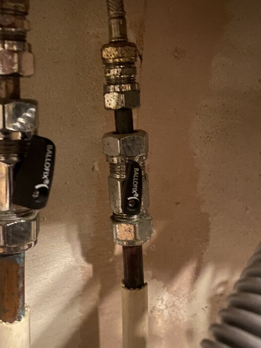 Kopparrör från golvet med ballofix och flexirör, frågan gäller montering av t-koppling för diskmaskinsavstängning.