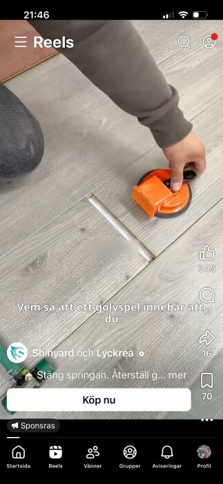 Person använder sugkopp för att justera en golvbräda på ett laminatgolv.