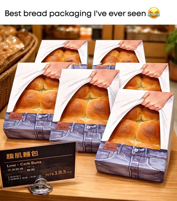 Förpackningar med bröd som ser ut som en mage, tryckt med jeans och händer som drar isär en skjorta. Texter beskriver det som "Low-Carb Buns".