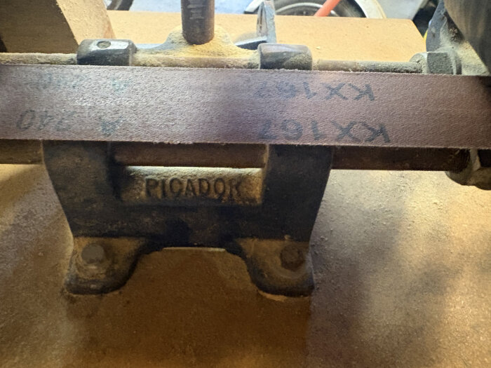 Gammal bandputs med smalt slipband, märkt "Ricador".