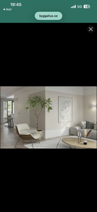 Modernt vardagsrum med grå väggar, beige soffa, grön växt, minimalistisk konst på väggen och matbord i bakgrunden.