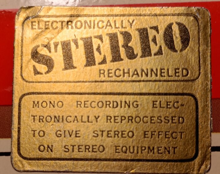Etikett med texten "Electronically Stereo Rechanneled" som beskriver att monoinspelningar har bearbetats för stereo.