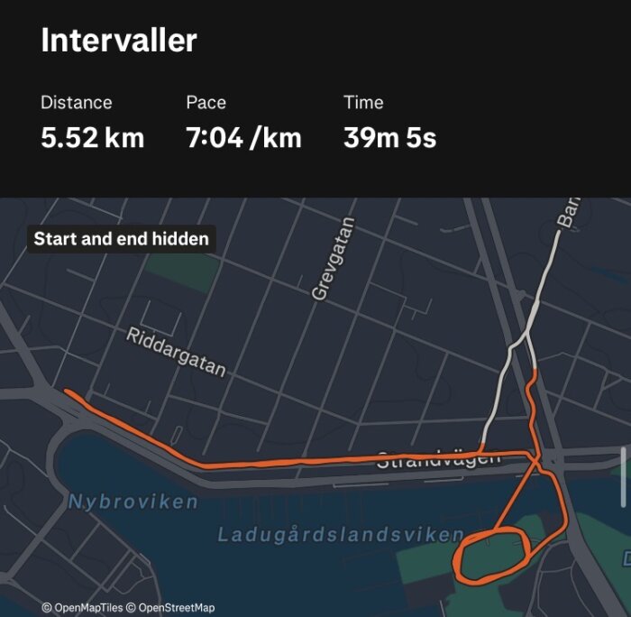Karta över en löprunda på 5,52 km med intervaller runt Strandvägen och Nybroviken i Stockholm. Löptid 39m 5s, medelhastighet 7:04 min/km.