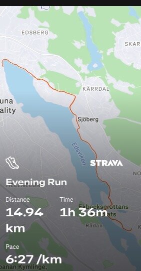 Karta av en löprunda på 14,94 km längs Edsviken, visar rutt, tid 1h 36m och tempo 6:27/km, med Strava logotyp.