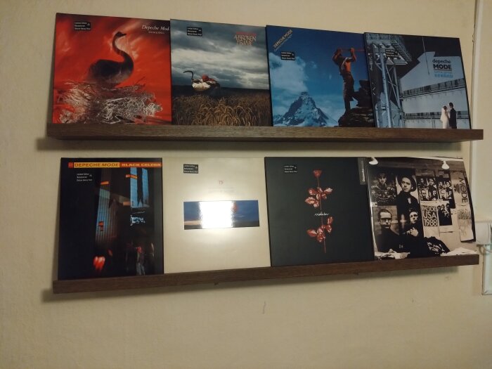 Hylla med flera Depeche Mode-vinyler, olika omslag synliga.