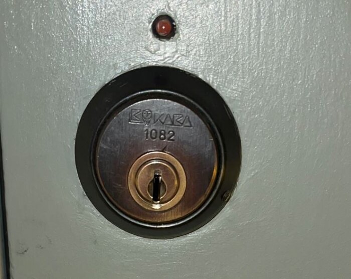 Cylindern för en ytterdörr från märket Kaba, modell 1082, där låset är olåsbart från utsidan men fungerar från insidan.