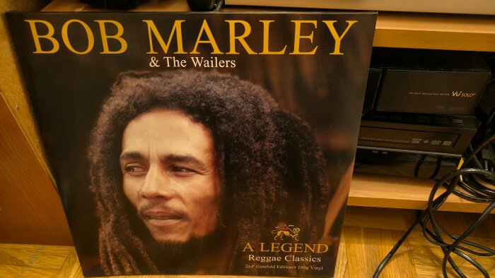 Vinylomslag av Bob Marley & The Wailers album "A Legend" med en bild av Bob Marley.