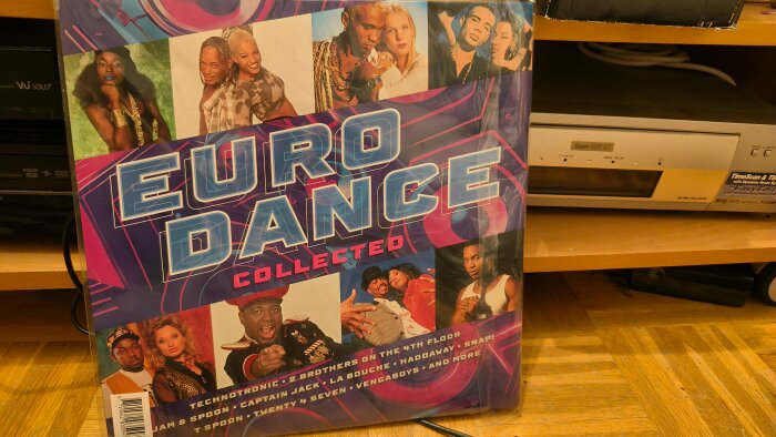 Vinylskiva med omslaget "Euro Dance Collected" som visar bilder på olika artister från 1990-talet.