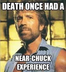 Meme med texten "Death once had a near-Chuck experience" ovanför en man med skägg och jeansväst.