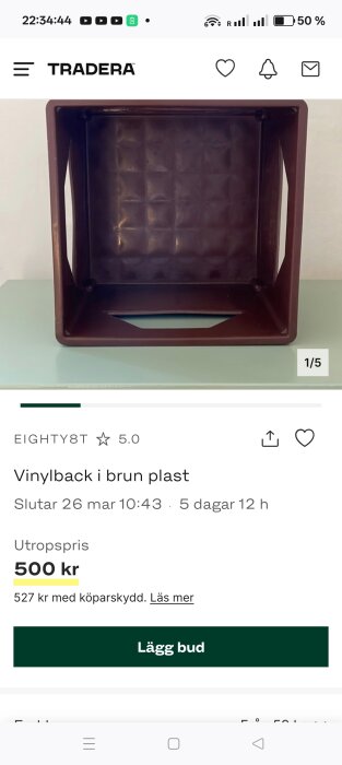 Brun vinylback i plast, visas på en Tradera-annons med ett startpris på 500 kr, med möjlighet att lägga bud.