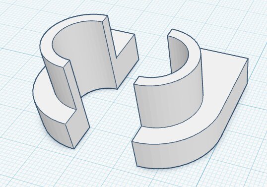 3D-modell av två halvcirkelformade fästen, avsedda att limmas ihop, gjorda för att lätt kunna 3D-printas.