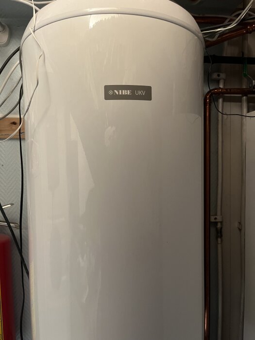 Nibe UKV vattentank installerad i rörsystem med kopparrör.