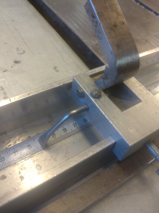 Aluminiumkonstruktion med stålstopp på en Luna W69 bordsåg, med måttskala och vinklad justering.