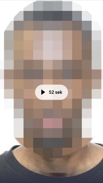 En pixlad bild av ett ansikte med en play-ikon och texten "52 sek" över ansiktet. Bildens detaljer är otydliga.