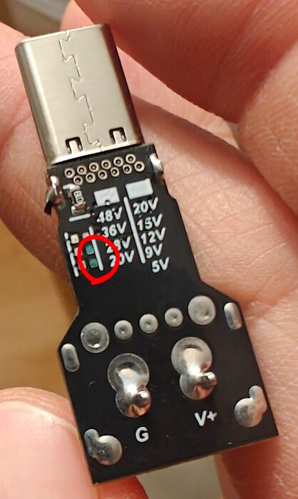 Kretskort med USB-C-kontakt och lödpunkter, markering av defekta lödpunkter i rött. Tekst: "Vad har hänt med dessa lödpunkter, kinakvalle och bara returnera?
