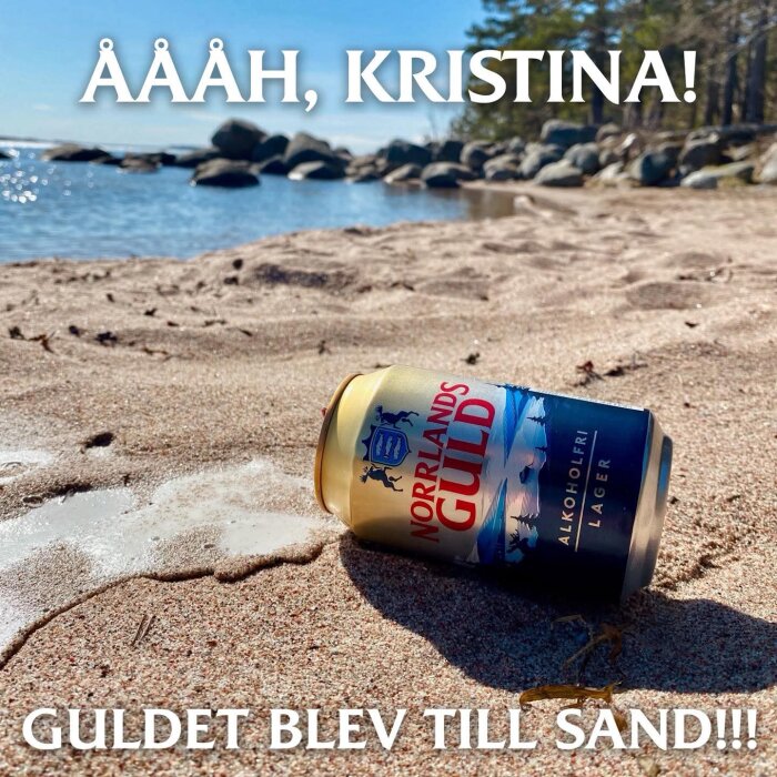 En ölburk av märket Norrlands Guld ligger på en sandstrand intill havet med texten “Åååh, Kristina! Guldet blev till sand!!!” i bilden.