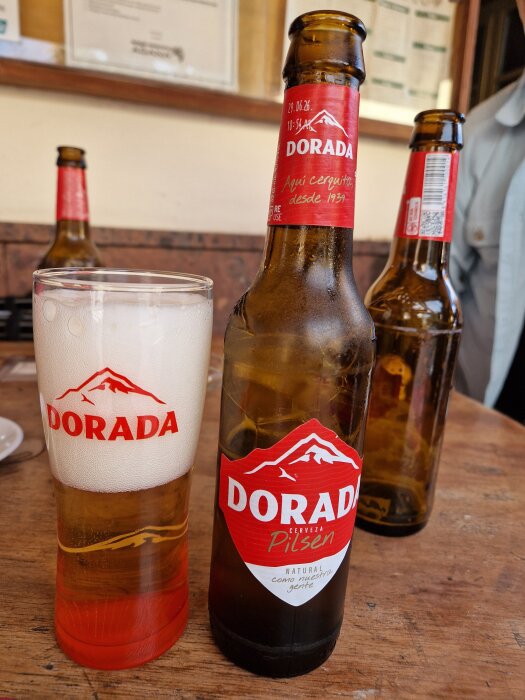Flaska och glas med Dorada-öl på ett bord, en del av en After Walk i Vallehermosa.