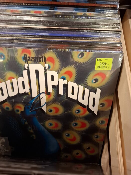 LP-skivor i en ICA-butik, med omslag för "Nazareth Loud 'N' Proud" synligt, prissatt till 259 kronor.