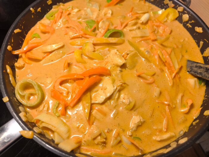 Kycklinggryta med färgglada grönsaksbitar i krämig sås, innehållande morot, paprika, purjolök och bambuskott.