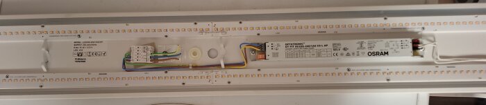 LED-modul av märket Ledwin 40W med synliga kablar och kopplingsplint, märkt Optotronic och Osram, inuti en armatur.