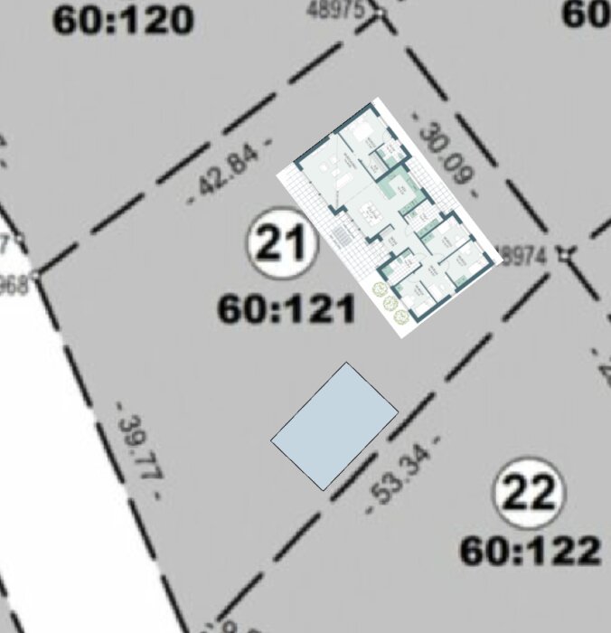 Planritning av ett vinkelhus placerat på en tomtkarta med måttangivelser, där huset har samma entrésida och rum mot söder.