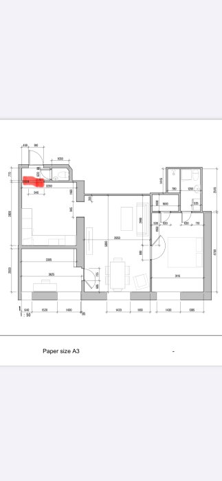 Planlösning av lägenhet, med rödmarkerat område som visar en vägg som planeras att rivas. Hallen och dörrentrén är också synliga.