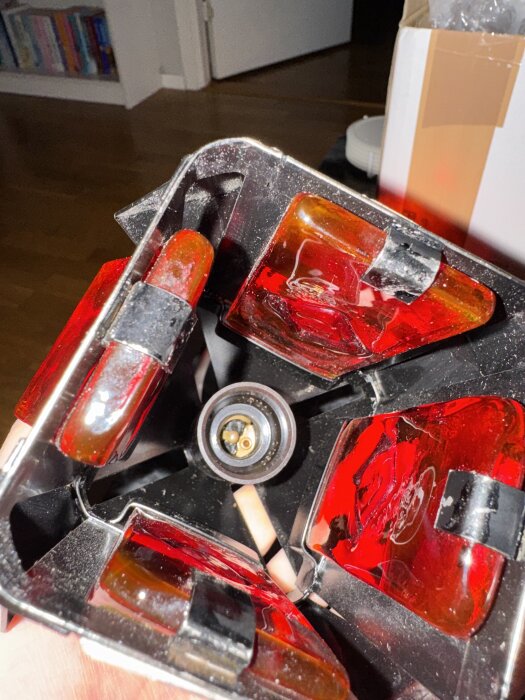 Plastdetalj avskruvad för att visa extra plastlager innanför metall.