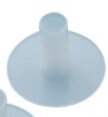 En genomskinlig plasttratt för isolering av elektriska ledare från metalldelar i en lamphållare.