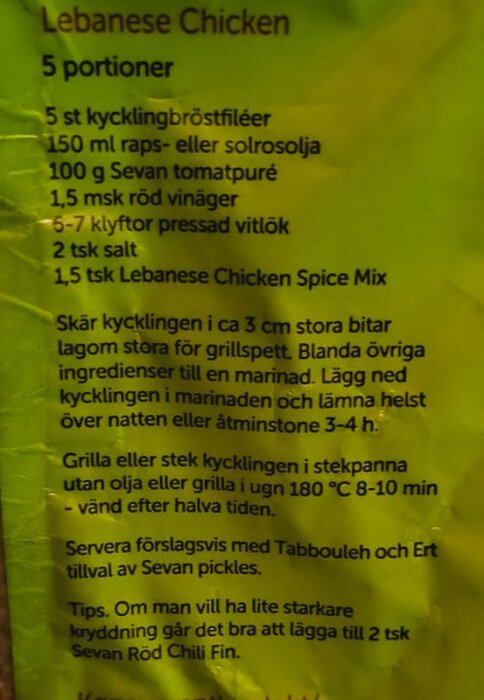Recept för libanesisk kyckling med kryddmix och tips för tillagning; inkluderar marinad- och grillinstruktioner samt serveringsförslag.