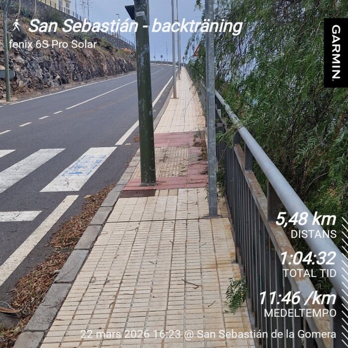 Väg jämte gångväg i San Sebastián de la Gomera, med träningsdata: 5,48 km sträcka, 1:04:32 total tid, 11:46 min/km medeltempo.