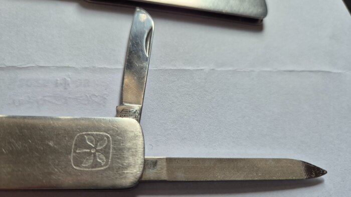 Fickkniv med reklam för el-ugnar och Fagersta stål, tillverkad av EKA Eskilstuna, med logotyp på bladet.