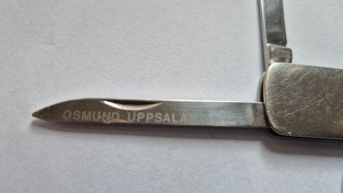 Fickkniv med texten "Osmund Uppsala" ingraverad på bladet, tillverkad av EKA Eskilstuna.