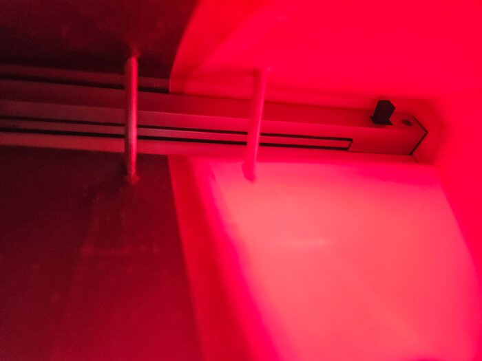 3D-printad stos/adapter i PLA-plast för luftflödesmätning genom spaltventiler, fotograferad med röd belysning.