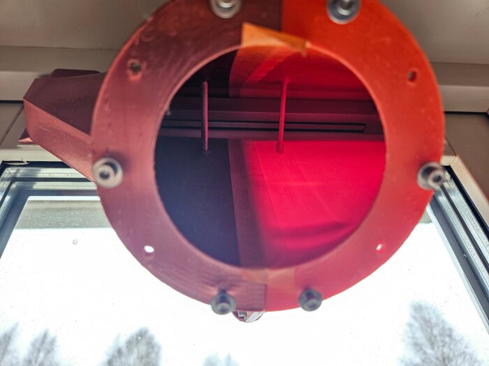 3D-printad stos/adapter i tvåfärgad PLA-plast monterad vid fönster för att mäta luftflöde genom spaltventil.