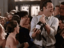 En fest där personer firar med champagne, vilket kan representera ett företag som firar prishöjningar på marknaden.