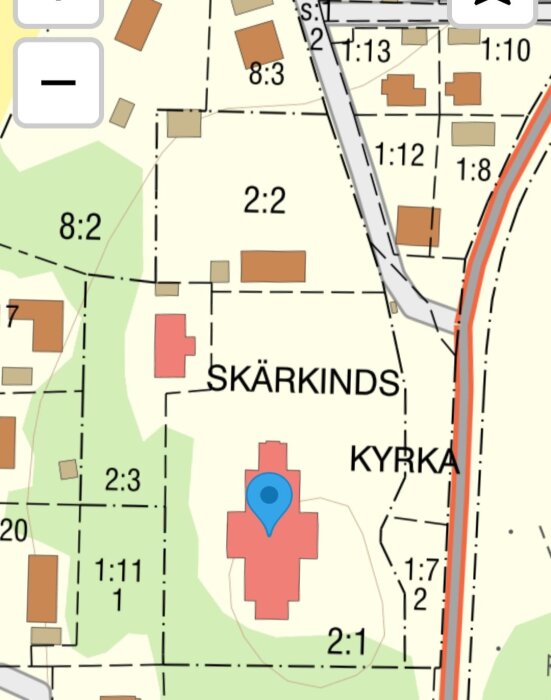 Karta som visar området kring Skärkinds kyrka med markering för kyrkans läge och omgivande fastigheter.